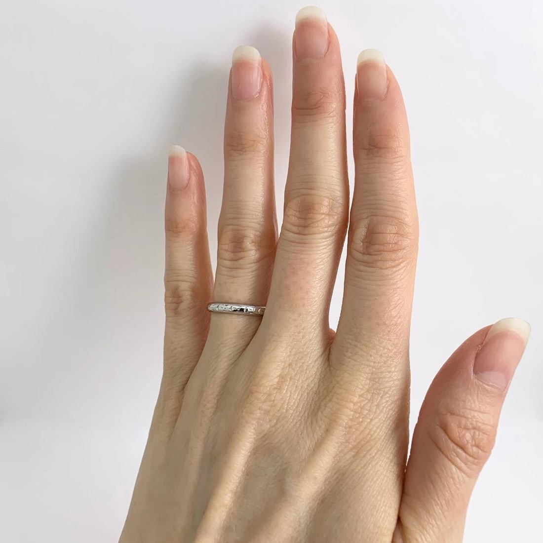 Antique 1920's Etched Wedding Band Ring 18K White Gold, Size 5.75, 2.33 Grams - 3