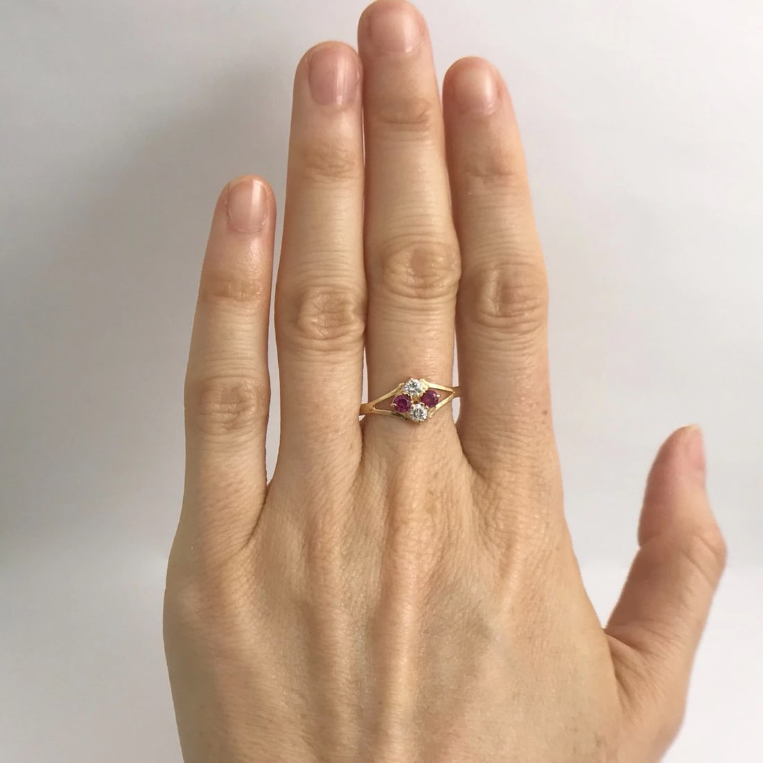 Vintage Simulated Ruby CZ Cluster Split Shank Ring 18K Yellow Gold, 1.24 Grams - 2