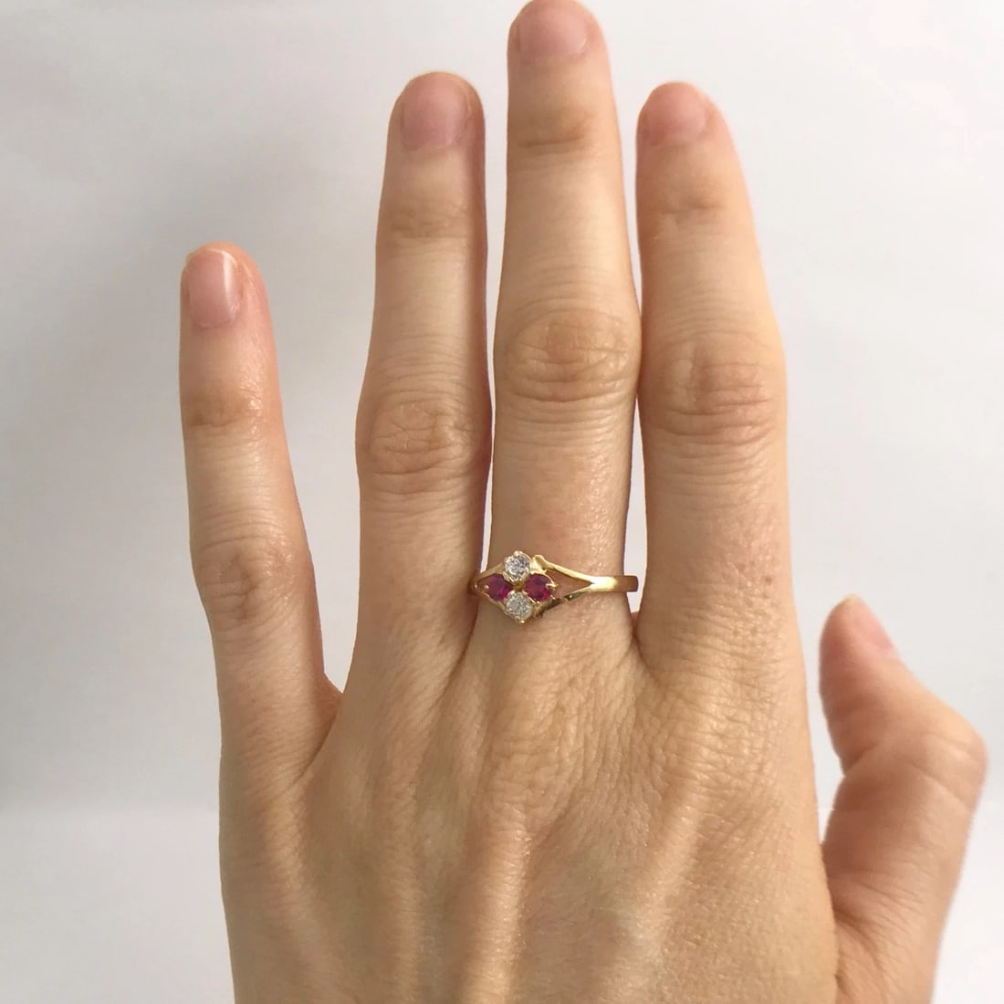 Vintage Simulated Ruby CZ Cluster Split Shank Ring 18K Yellow Gold, 1.24 Grams - 3