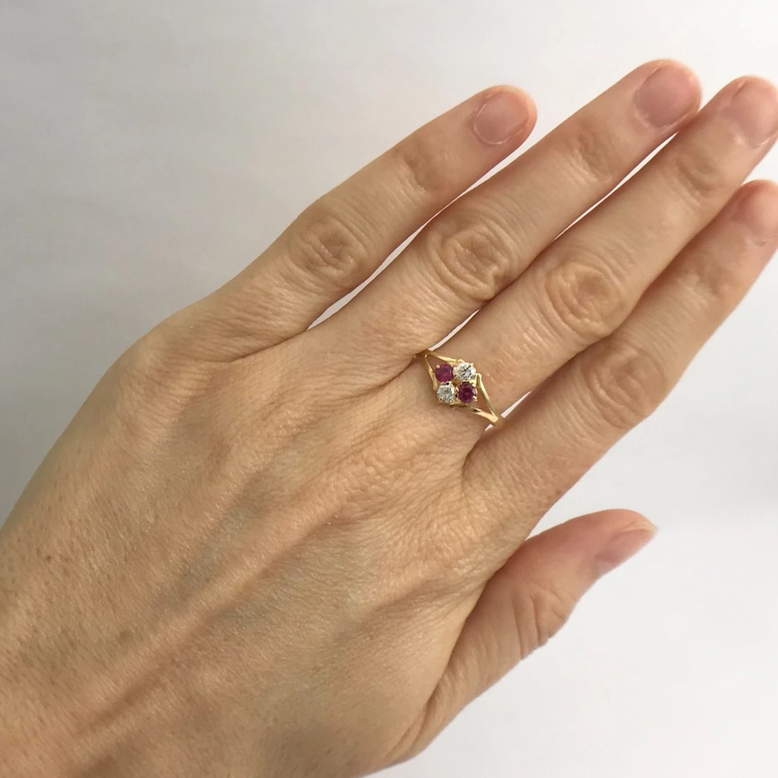 Vintage Simulated Ruby CZ Cluster Split Shank Ring 18K Yellow Gold, 1.24 Grams - 4