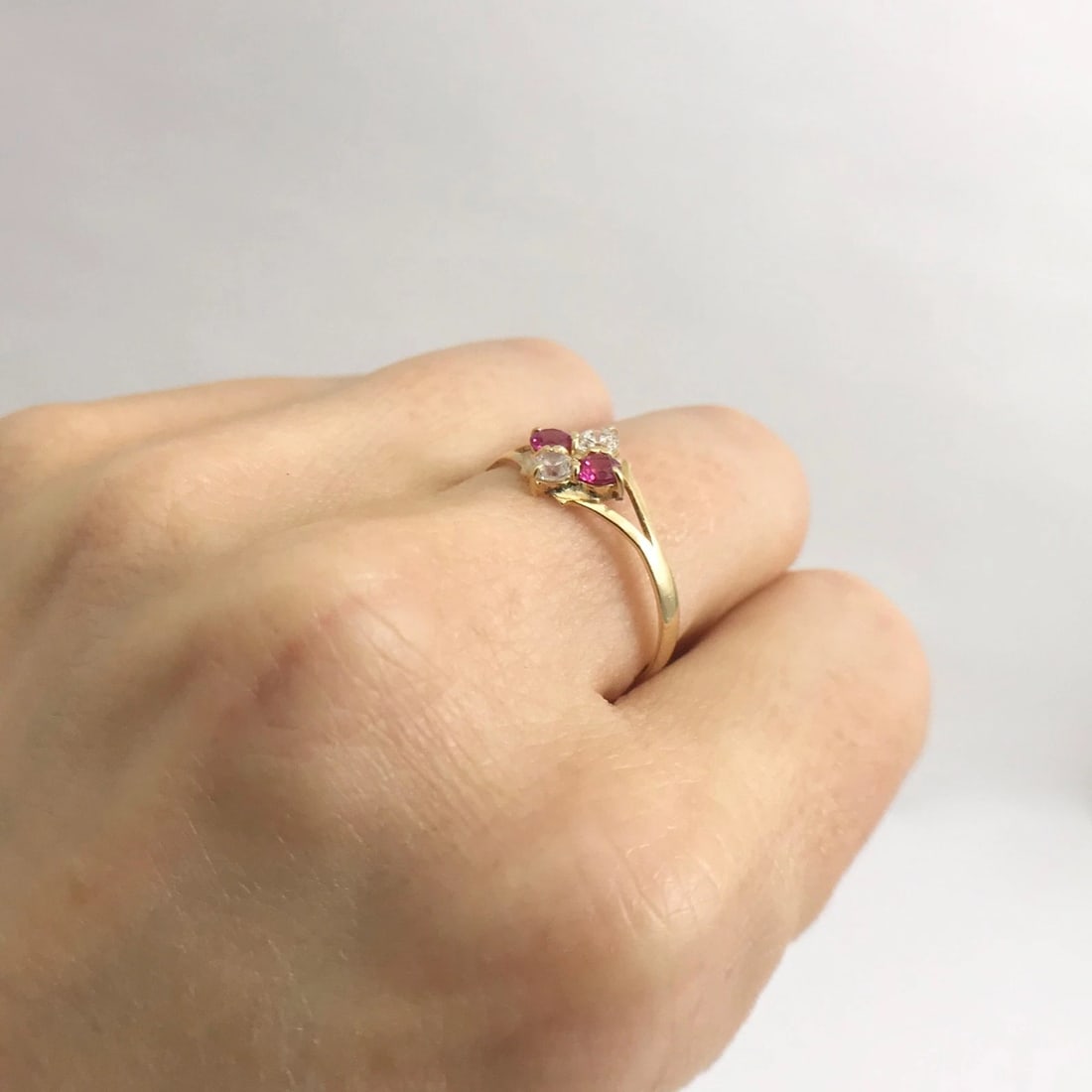 Vintage Simulated Ruby CZ Cluster Split Shank Ring 18K Yellow Gold, 1.24 Grams - 5