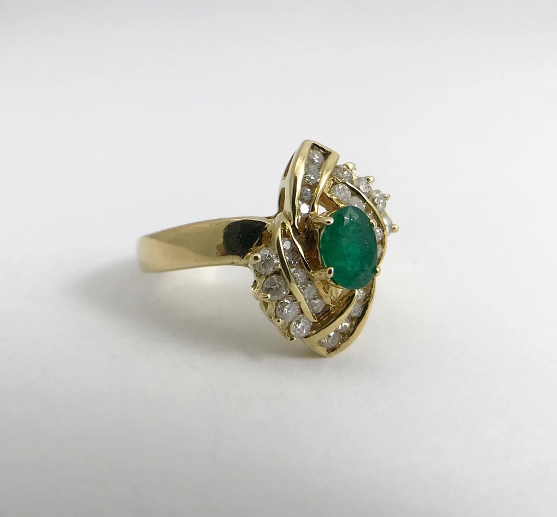 Vintage Oval Green Emerald and Diamond Cocktail Ring 14K Yellow Gold, 4.9 Grams - 8