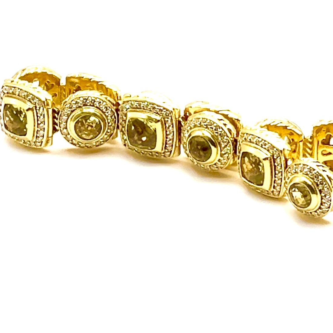 David Yurman Albion 18k Yellow Gold Diamond Lemon Citrine Link Bracelet: David Yurman Albion 18k Yellow Gold Diamond Lemon Citrine Link Bracelet About This Piece: The David Yurman Albion 18k Yellow Gold Diamond Lemon Citrine Link Bracelet is a luxurious piece featuring vib
