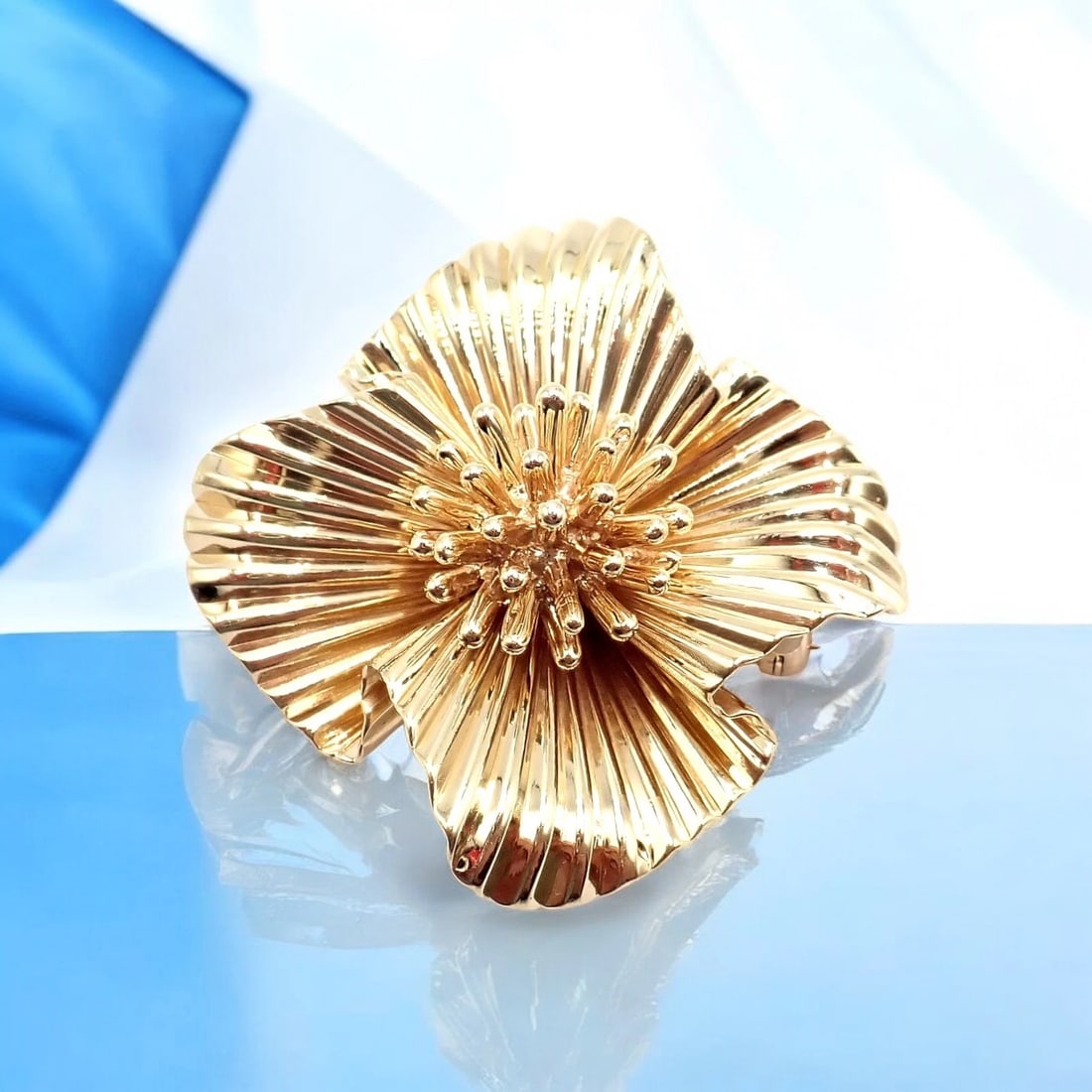 Authentic! Vintage Tiffany & Co. 14k Yellow Gold Flower Pin Brooch: Authentic! Vintage Tiffany & Co. 14k Yellow Gold Flower Pin Brooch About This Piece: This authentic vintage Tiffany & Co. brooch features a stunning 14k yellow gold flower design. Elegantly crafted wi