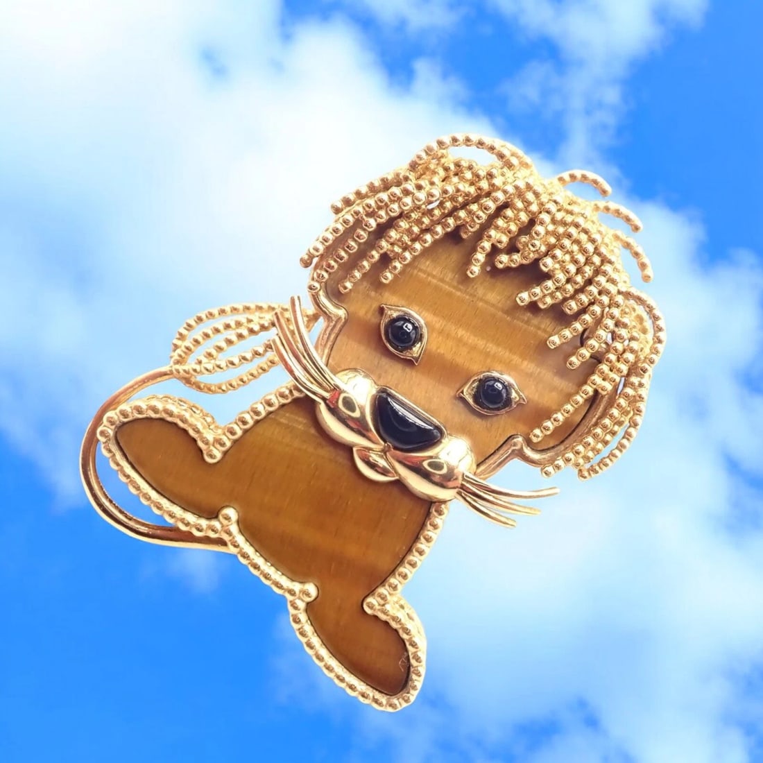 Van Cleef & Arpels 18k Yellow Gold Onyx Tiger Eye Lucky Animals Lion Clip Brooch: Van Cleef & Arpels 18k Yellow Gold Onyx Tiger Eye Lucky Animals Lion Clip Brooch About This Piece: The Van Cleef & Arpels 18k Yellow Gold Onyx Tiger Eye Lucky Animals Lion Clip Brooch features a charm