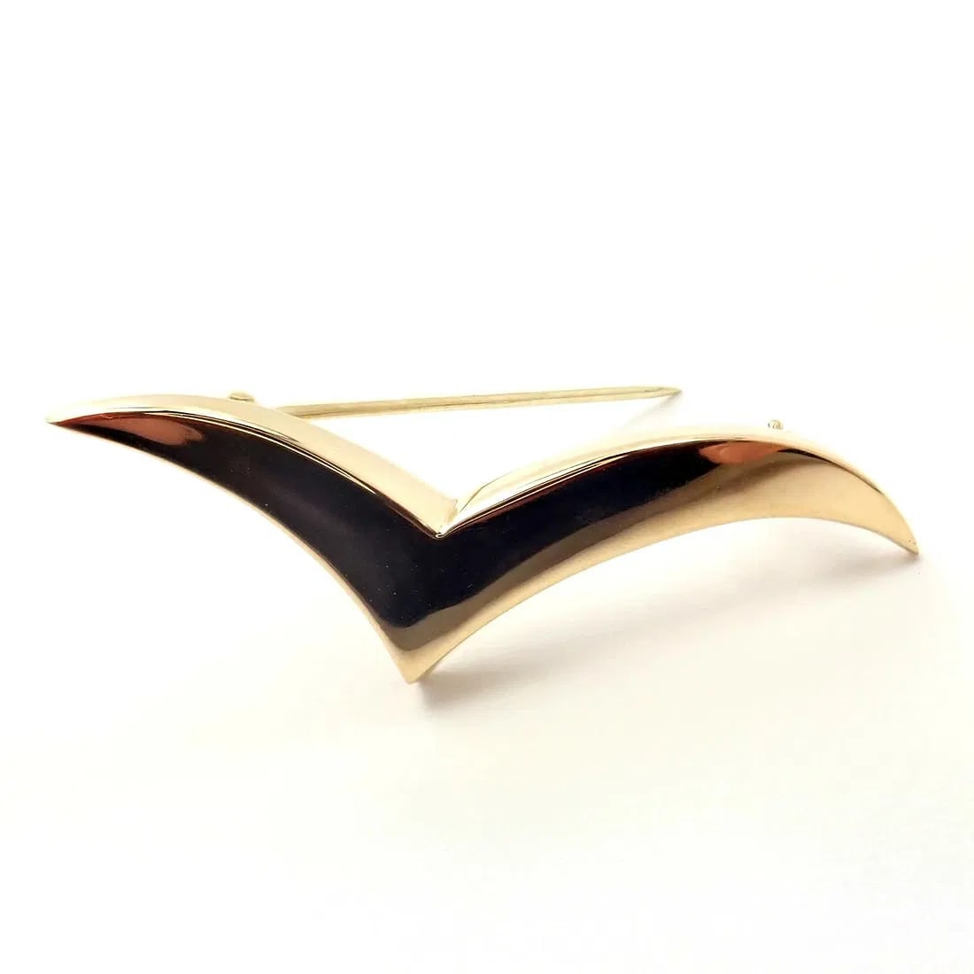 Authentic Tiffany & Co. 18k Yellow Gold Seagull Bird Pin Brooch: Authentic Tiffany & Co. 18k Yellow Gold Seagull Bird Pin Brooch About This Piece: Metal: 18k yellow gold Brooch Sizes: Bird 1: 43mm x 14mm Weight: Bird 1: 5.6g Stones: NONE Hallmarks: Tiffany & Co 7