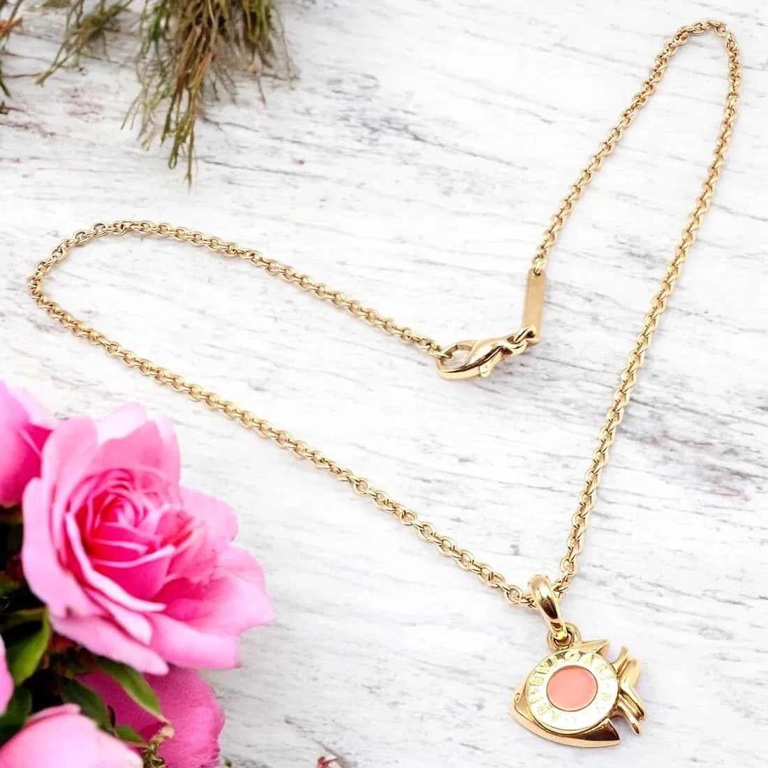 Authentic! Bulgari Bvlgari 18k Yellow Gold Coral Naturalia Fish Pendant Necklace: Authentic! Bulgari Bvlgari 18k Yellow Gold Coral Naturalia Fish Pendant Necklace About This Piece: The Bulgari Bvlgari 18k Yellow Gold Coral Naturalia Fish Pendant Necklace features a charming fish mo