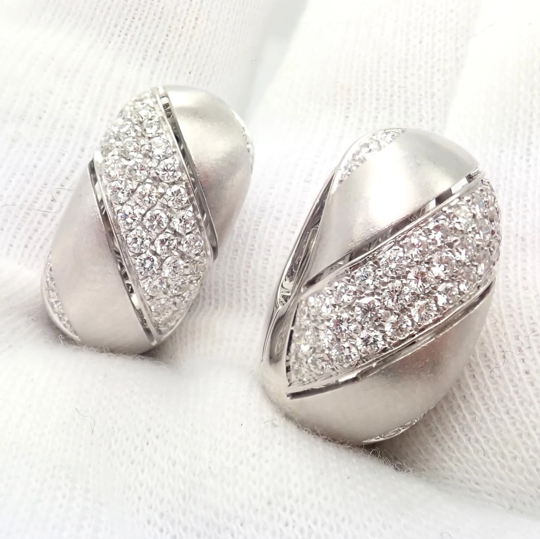 Authentic! Damiani 18k White Gold 2ct Diamond Brushed Large Huggie Earrings: Authentic! Damiani 18k White Gold 2ct Diamond Brushed Large Huggie Earrings About This Piece: Metal: 18k White Gold Measurements: 21mm x 22mm x 12mm Weight: 21.2 grams Stones: 80 round old brilliant c