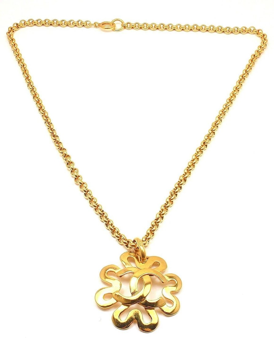 CHIC! AUTHENTIC CHANEL VINTAGE GOLD TONE LOGO CC DAISY NECKLACE: CHIC! AUTHENTIC CHANEL VINTAGE GOLD TONE LOGO CC DAISY NECKLACE About This Piece: Metal: Gold Tone Size: 4mm chain, 1.75 inch pendant, 23.5'' long Weight: 50g Hallmarks: Chanel Made in France j0370had