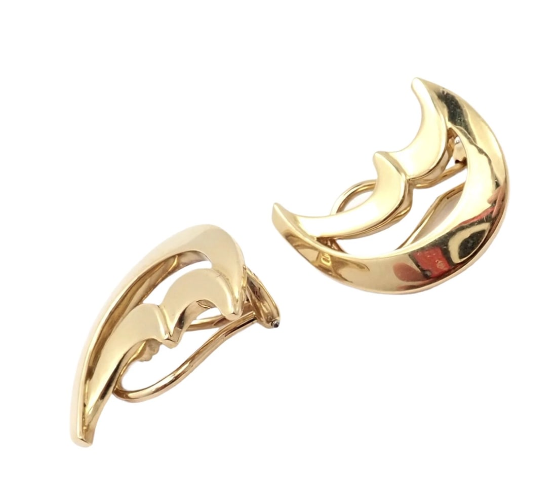 Authentic! Tiffany & Co Picasso 18k Yellow Gold Crescent Moon Large Earrings: Authentic! Tiffany & Co Picasso 18k Yellow Gold Crescent Moon Large Earrings About This Piece: Metal: 18k Yellow Gold Dimensions: 22mm x 18mm Weight: 12.2 grams Stones: NONE Hallmarks: Tiffany & Co 75