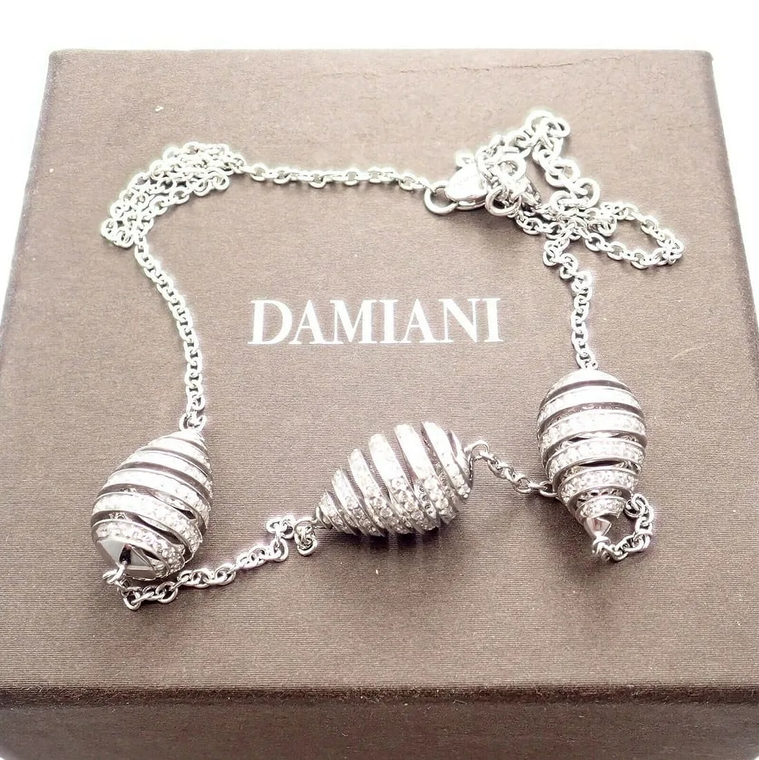 Rare Damiani 18k White Gold 6ctw Diamond Spiral Teardrop 3 Motif Necklace 18": Rare Damiani 18k White Gold 6ctw Diamond Spiral Teardrop 3 Motif Necklace 18" About This Piece: Metal: 18k White Gold Chain Lengths: Teardrop Size: 18" 11mm x 21mm Weight: 16.9g Stones: 345 x VS2
