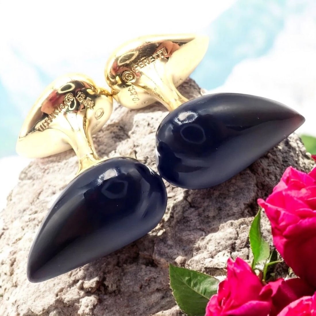 Authentic! Tiffany & Co Peretti 18k Yellow Gold Black Onyx Teardrop Cufflinks: Authentic! Tiffany & Co Peretti 18k Yellow Gold Black Onyx Teardrop Cufflinks About This Piece: Breathtaking Tiffany & Co Peretti 18k Yellow Gold Black Onyx Teardrop Cufflinks exude timeless elegance