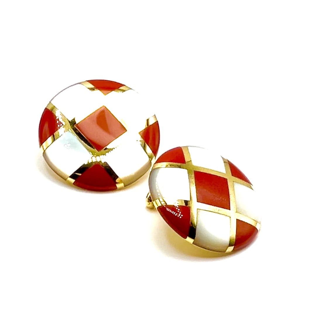 Tiffany & Co Cummings 18k Gold Mother of Pearl Carnelian Checkerboard Earrings: Tiffany & Co Cummings 18k Gold Mother of Pearl Carnelian Checkerboard Earrings About This Piece: Metal: 18k yellow gold Dimensions: 25.5mm x 25.5mm Weight: 16.5 grams Stones: Carnelian and Mother of P