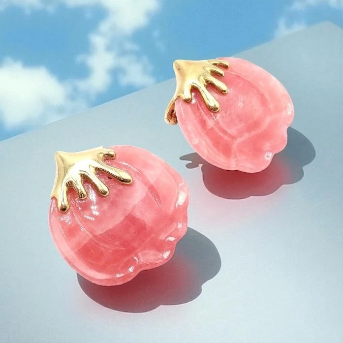 Authentic Tiffany & Co Angela Cummings 18k Yellow Gold Pink Stone Petal Earrings: Authentic Tiffany & Co Angela Cummings 18k Yellow Gold Pink Stone Petal Earrings About This Piece: The Authentic Tiffany & Co Angela Cummings Petal Earrings feature hand-carved pink stone set in smoot