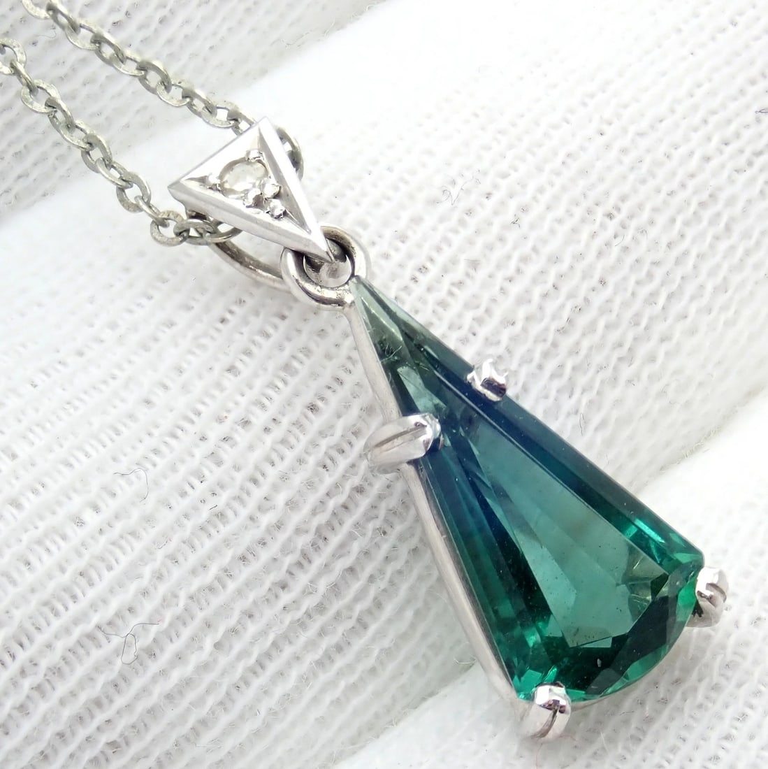 Rare! Authentic H. Stern 18k White Gold Diamond Blue Green Tourmaline Necklace: Rare! Authentic H. Stern 18k White Gold Diamond Blue Green Tourmaline Necklace About This Piece: Metal: 18k White Gold Length: 17" Stones: 1 round brilliant cut white diamonds total weight approximate