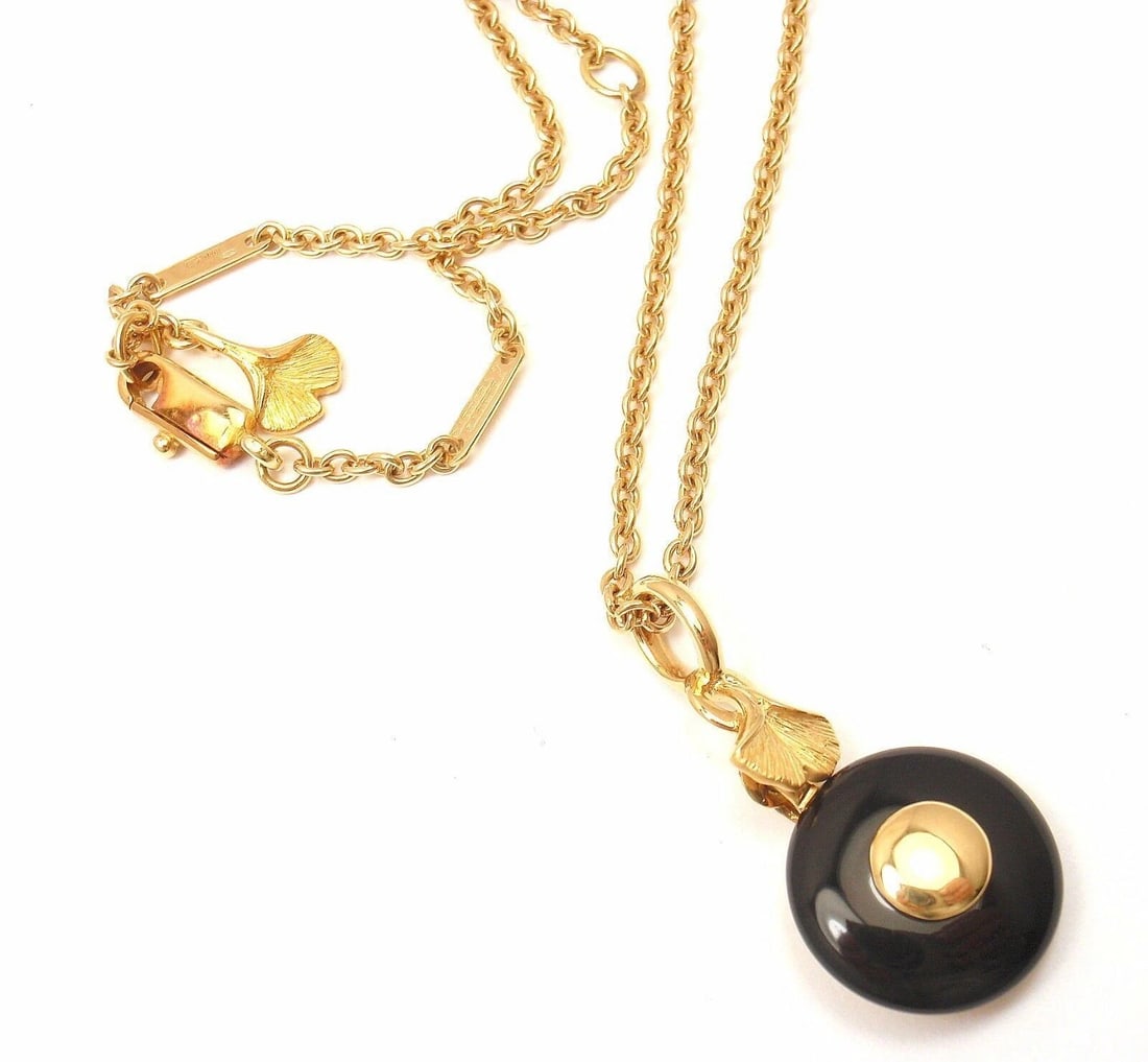 New! Authentic Carrera Y Carrera 18k Yellow Gold Ginkgo Onyx Pendant Necklace: New! Authentic Carrera Y Carrera 18k Yellow Gold Ginkgo Onyx Pendant Necklace About This Piece: Estimated Retail Price: $2800.00 This necklace comes with original Carrera Y Carrera tag. Metal: 18k yel