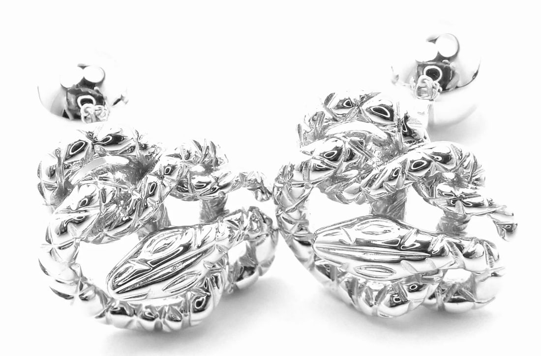 Rare! Authentic Tom Ford 18k White Gold Snake Cufflinks Box: Rare! Authentic Tom Ford 18k White Gold Snake Cufflinks Box About This Piece: More About the Piece: These cufflinks come with original Tom Ford box. Metal: 18k white gold Measurements: 19mm x 15mm x 9