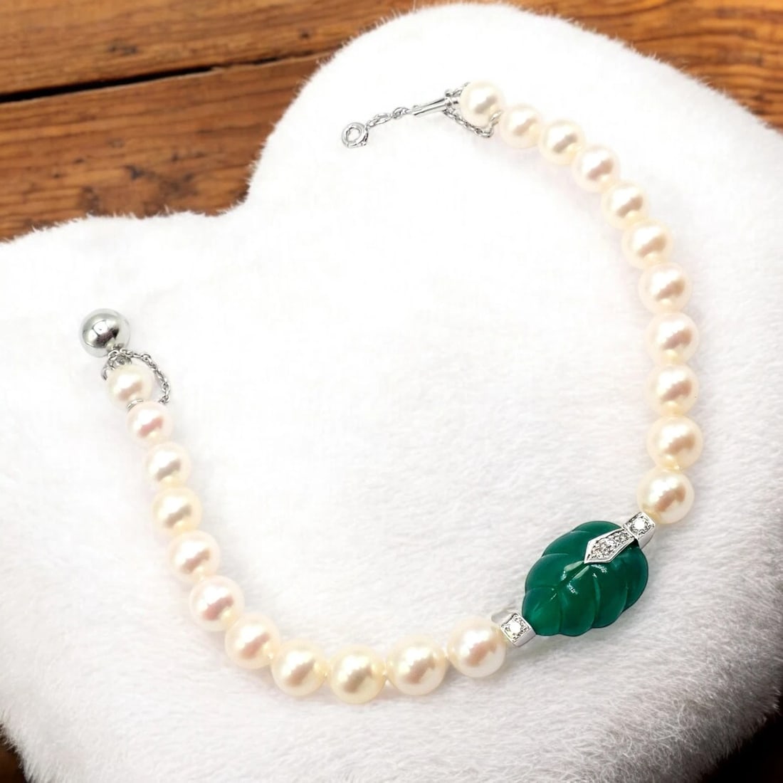 Authentic! Cartier 18k White Gold 7mm Pearl Diamond Chalcedony Patiala Bracelet: The Cartier 18k White Gold 7mm Pearl Diamond Chalcedony Patiala Bracelet is a stunning piece of luxury jewelry, inspired by the iconic Patiala royal collection. Crafted from 18k white gold, it feature