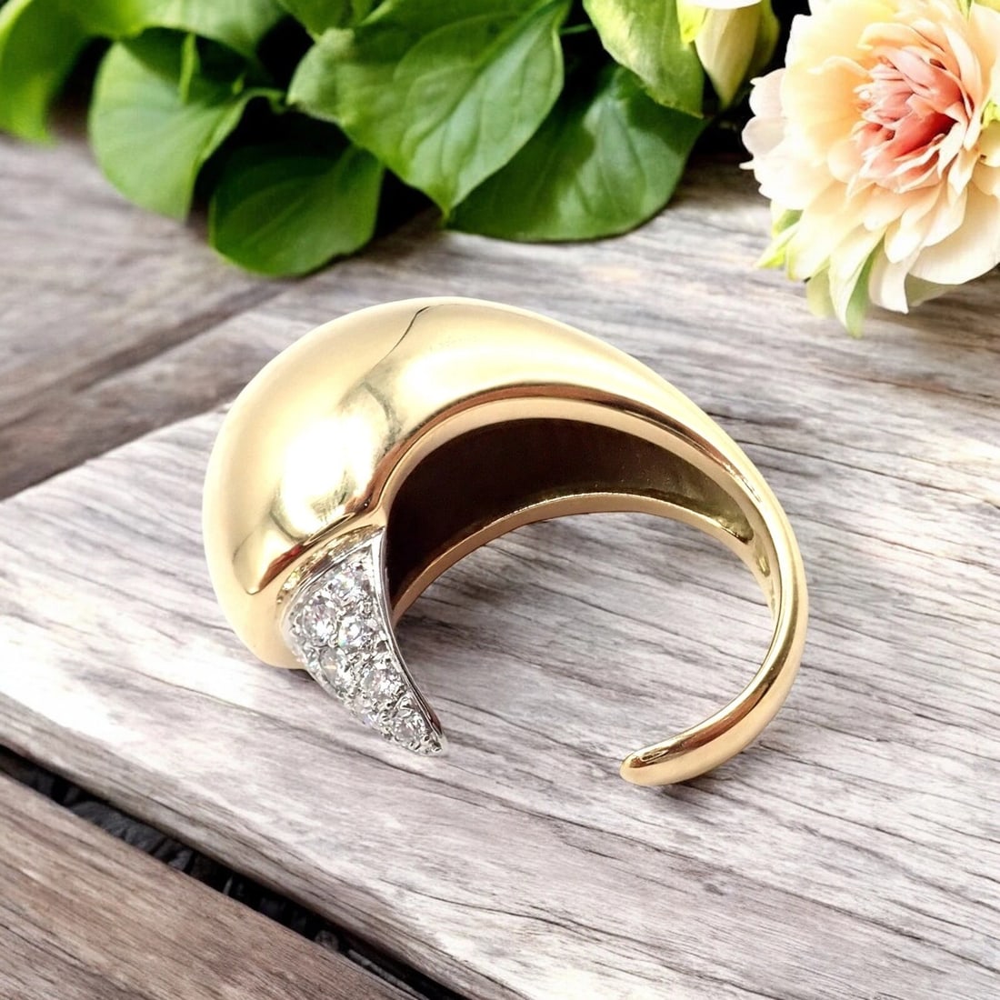 Authentic! Tiffany & Co. Elsa Peretti 18k Yellow Gold Diamond Bird Ring: The Tiffany & Co. Elsa Peretti 18k Yellow Gold Diamond Bird Ring from the 1980s is an exquisite vintage piece. Crafted in 18k yellow gold, it features a bird design adorned with a brilliant diamonds o