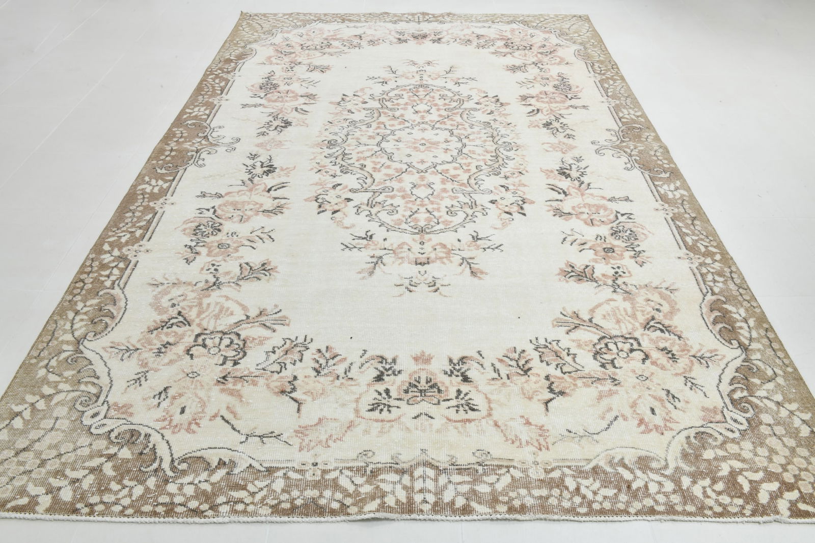 6'9'' x 10'3'' Handmade Vintage Wool Rug - 21539 - 3