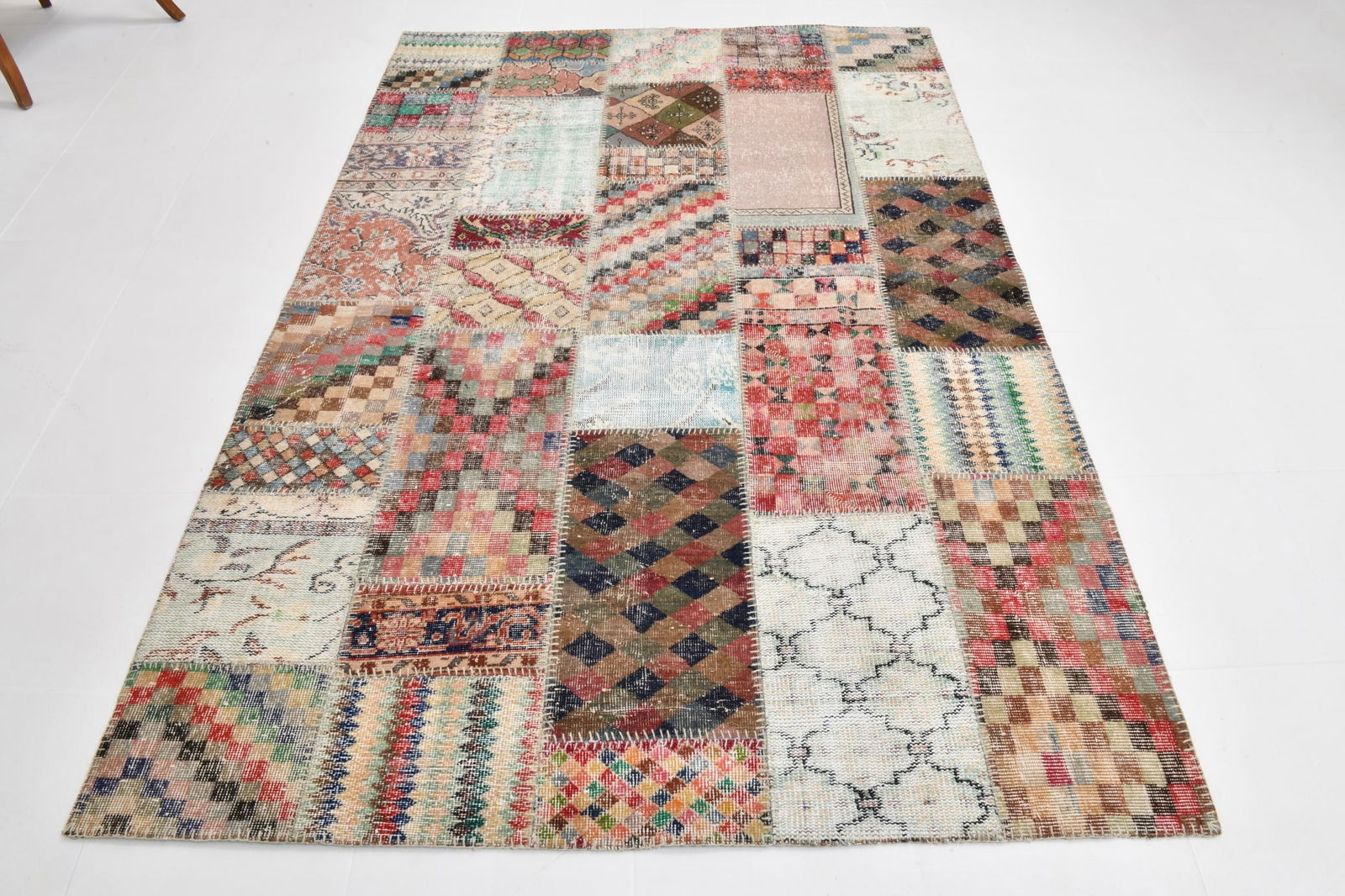 5'6'' x 8'2'' Handmade Vintage Wool Rug - 21608 - 2
