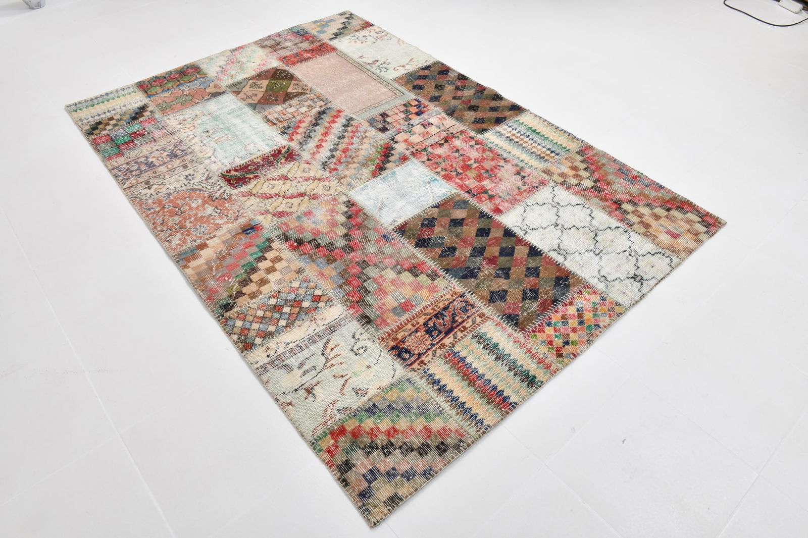 5'6'' x 8'2'' Handmade Vintage Wool Rug - 21608 - 3