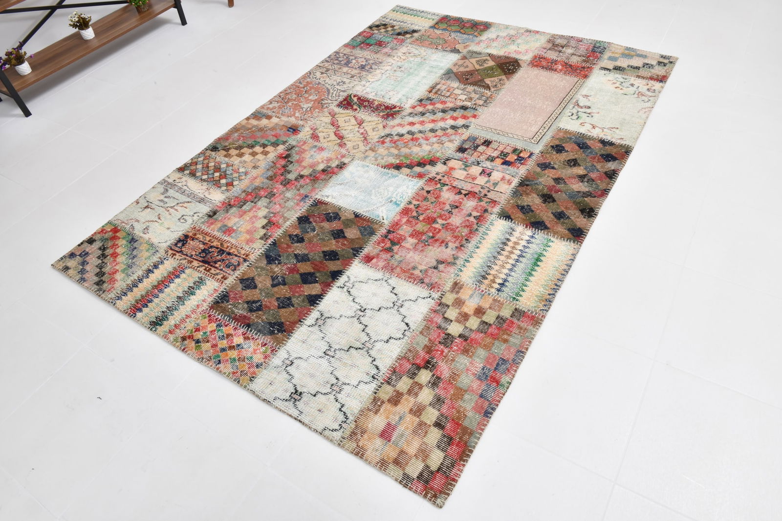 5'6'' x 8'2'' Handmade Vintage Wool Rug - 21608 - 4