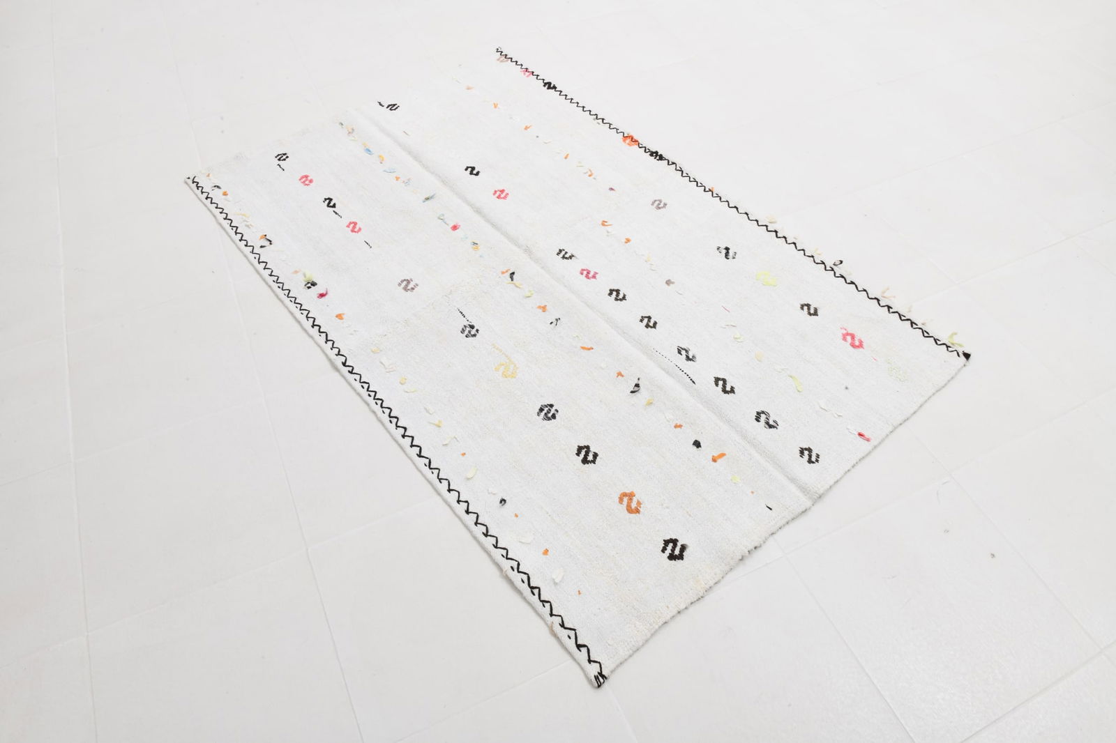 3'8'' x 6'0'' Handmade Vintage Wool Rug - 1754 - 3