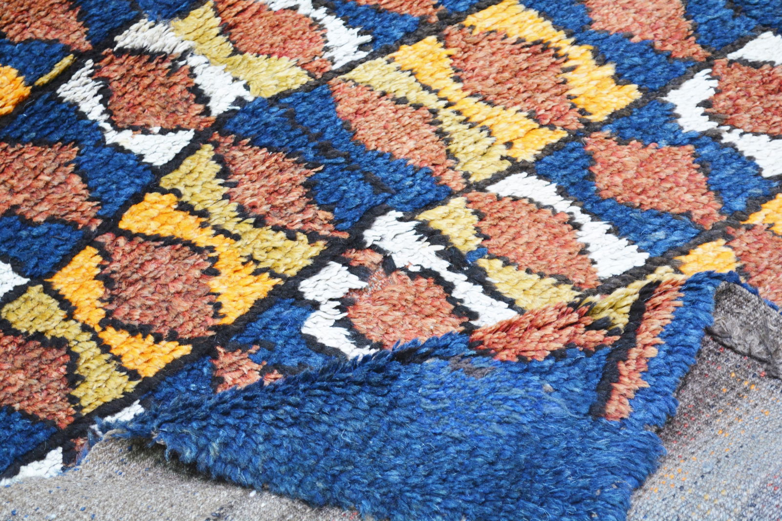 HAND KNOTTED WOOL ANTIQUES RUG - 4