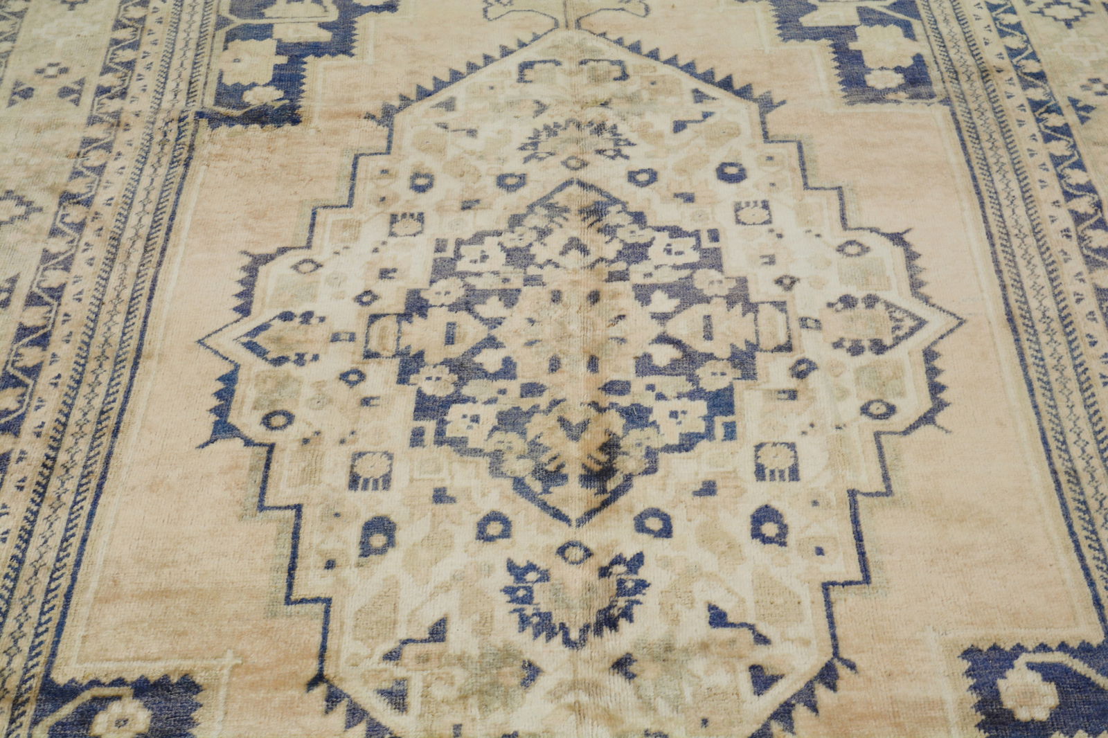 HAND KNOTTED WOOL OUSHAK RUG - 3