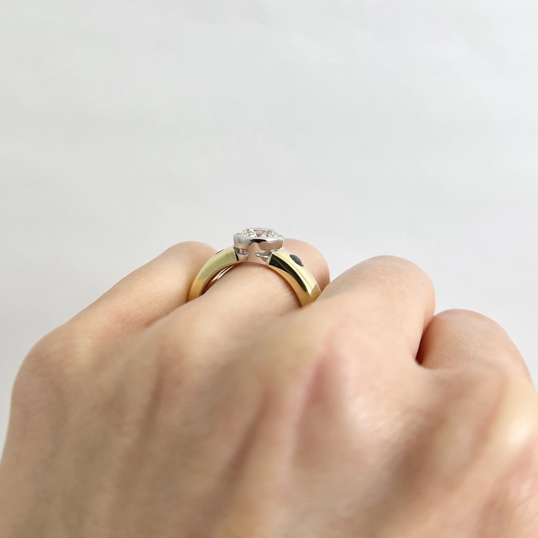 GIA Round Diamond Bezel-Set Sapphire Engagement Ring 18K Yellow Gold, 1.90 CTW - 7