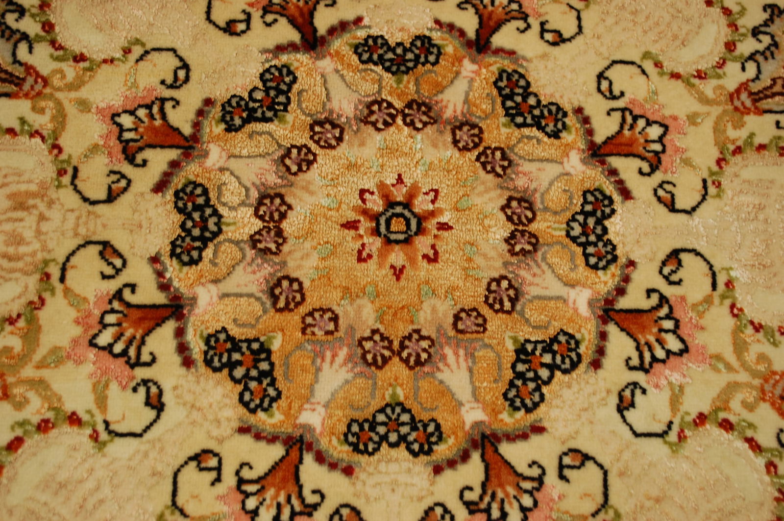 PERSIAN TABRIZ RUG 6'7" DIAMETER - 6