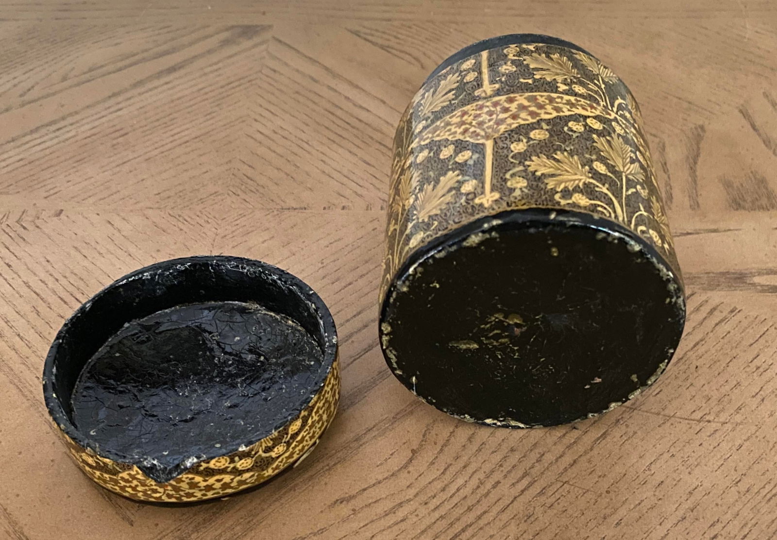 1980s Black and Gold Gilt Lacquer Box Smoking Set - 7