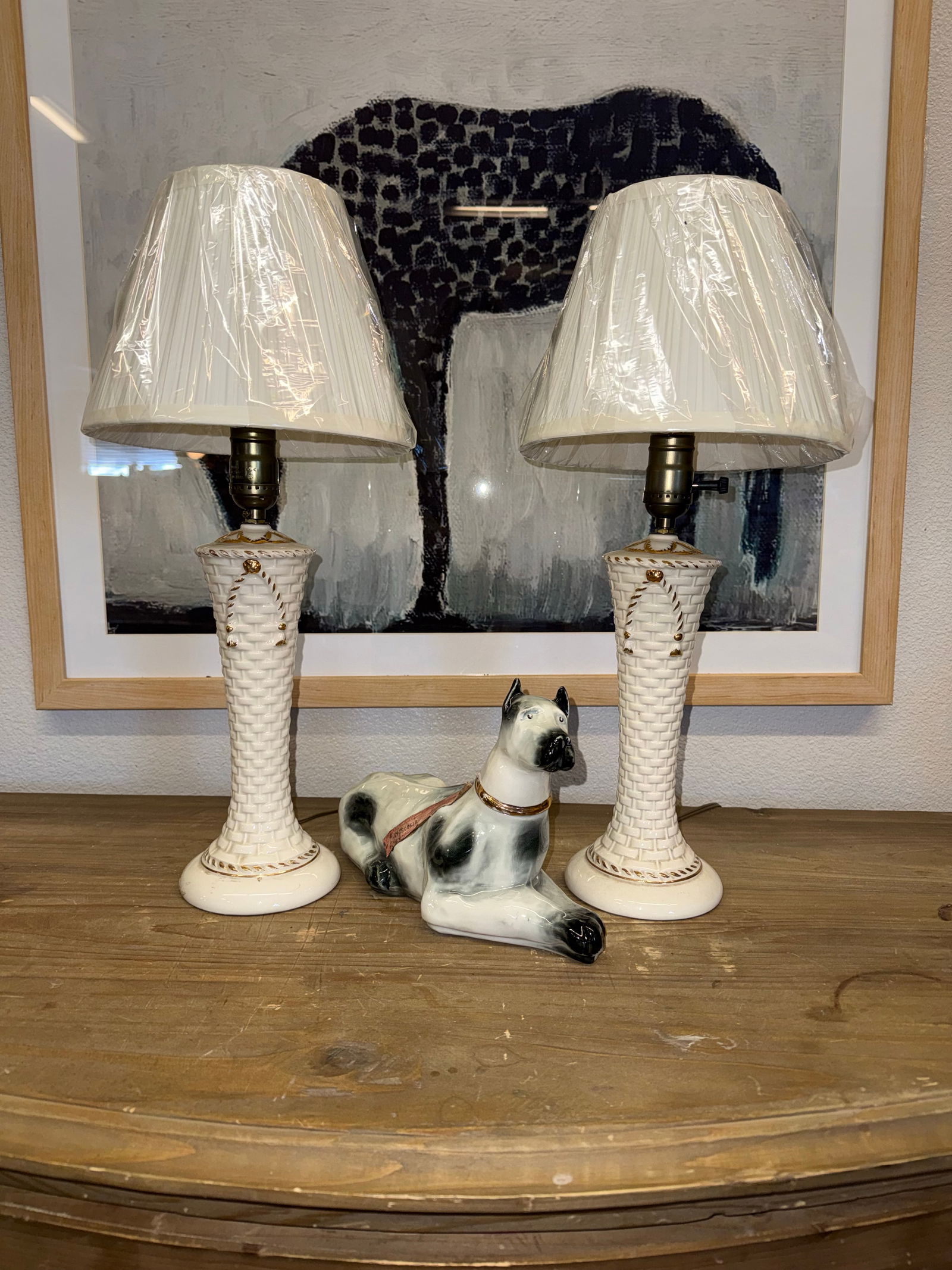 1950s Pair of Vintage Ceramic Diminutive Basket Gold Bow Lamps. - 2