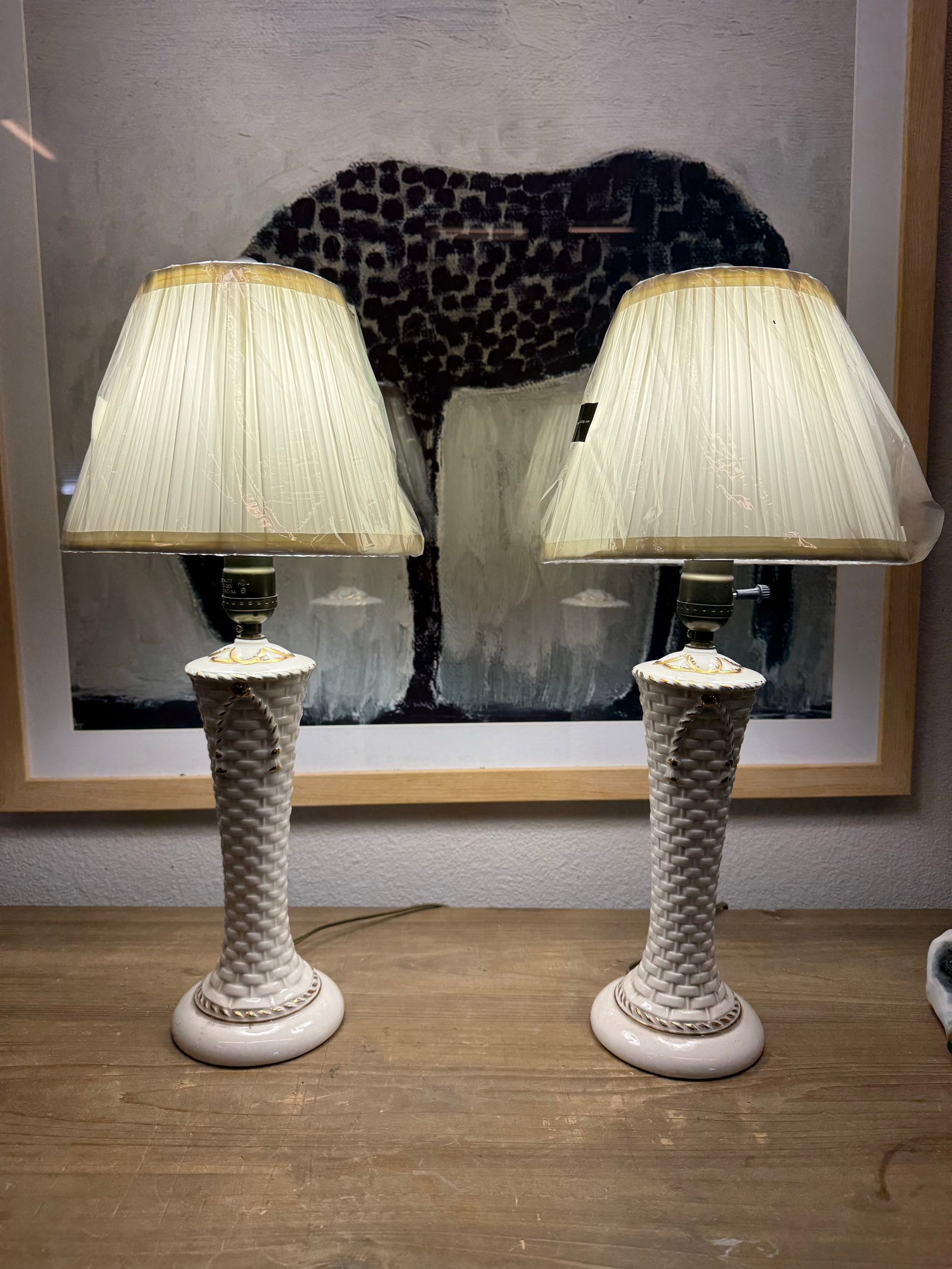 1950s Pair of Vintage Ceramic Diminutive Basket Gold Bow Lamps. - 6