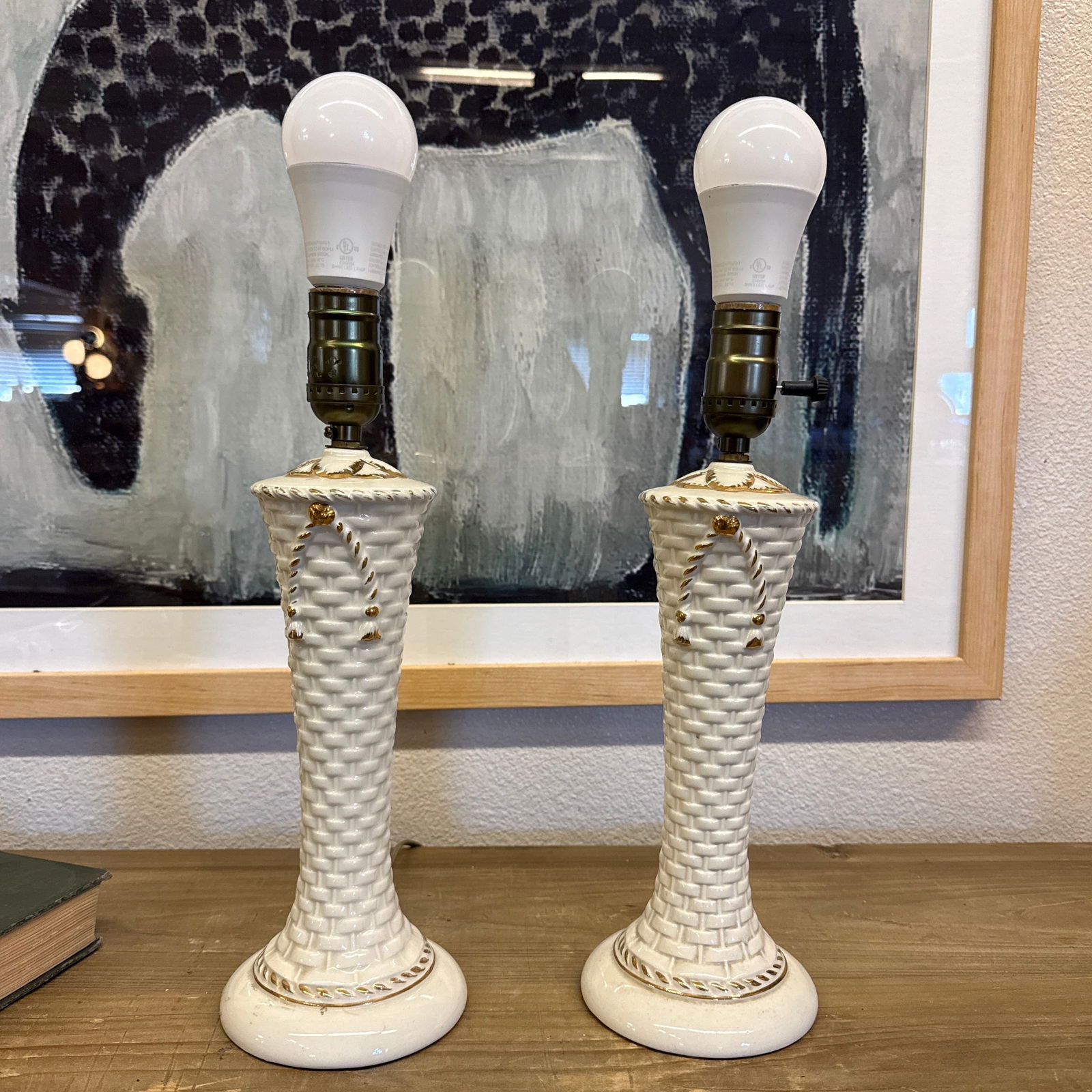 1950s Pair of Vintage Ceramic Diminutive Basket Gold Bow Lamps. - 7