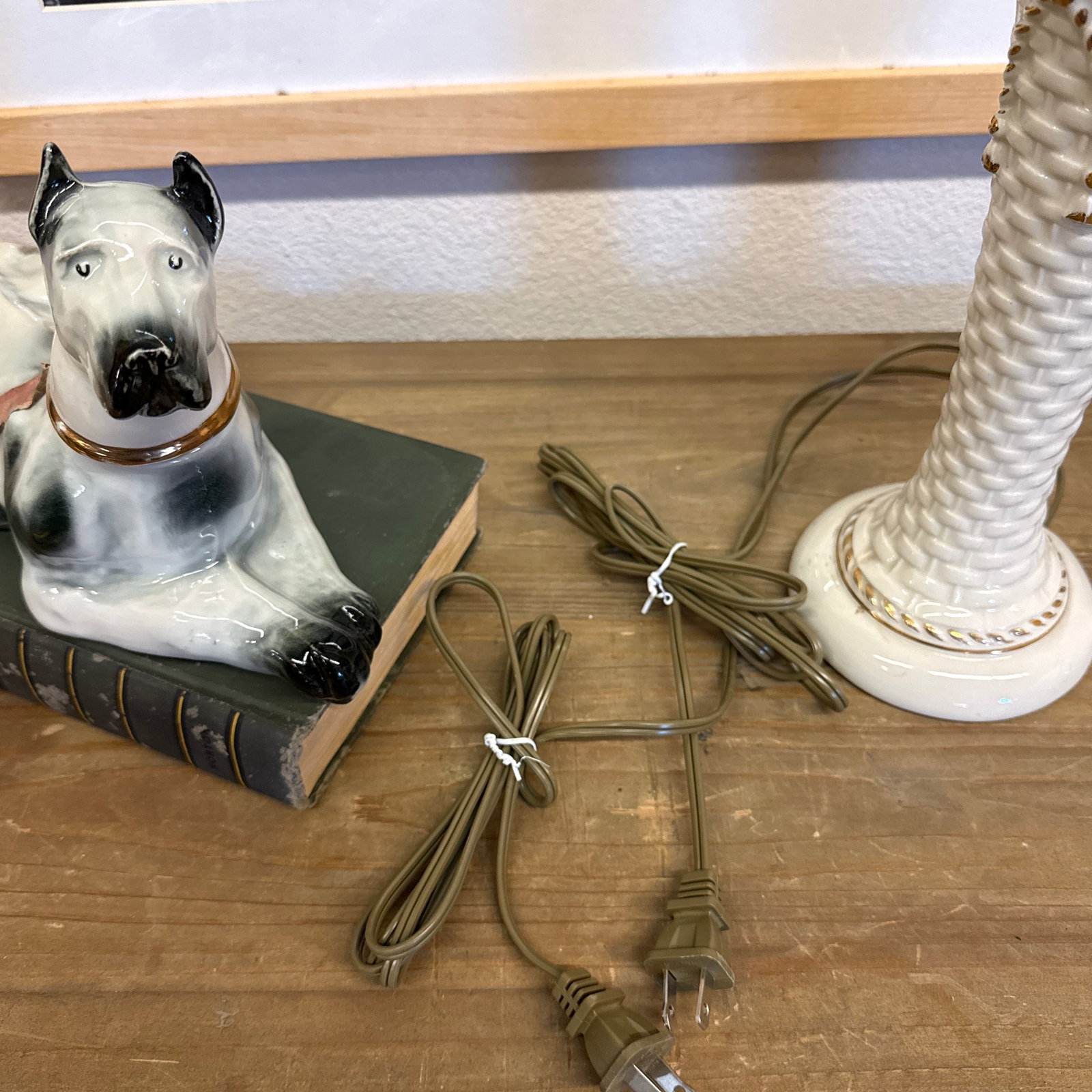 1950s Pair of Vintage Ceramic Diminutive Basket Gold Bow Lamps. - 8