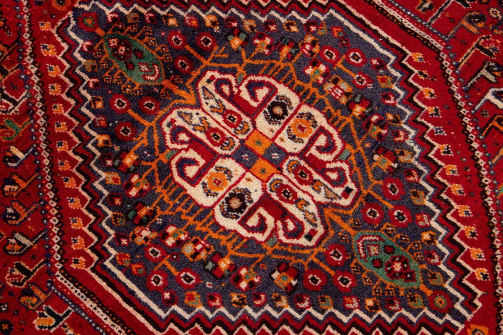 1960s Vintage Persian Shiraz Handmade Red Medallion Wool Rug - 2