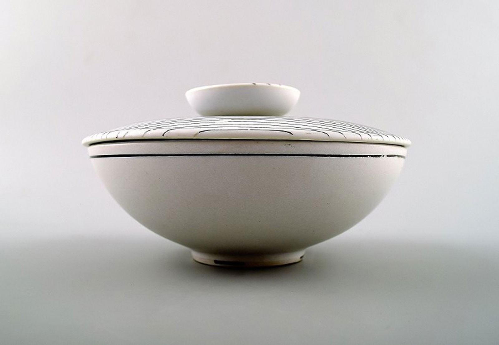 Stig Lindberg (1916-1982), Gustavsberg "Filigran" ceramic bowl with lid. (1 of 5)
