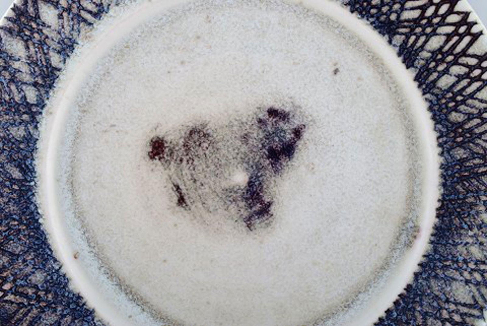 Stig Lindberg for Gustavsberg Studiohand. Large dish in glazed ceramics. Beautiful glaze in violet - 4