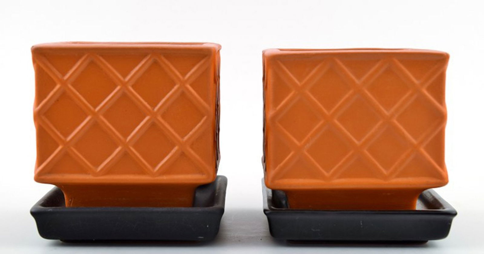 Gustavsberg, Wilhelm Kage, a pair of plant pots in red earthenware.: Title: Gustavsberg, Wilhelm Kage, a pair of plant pots in red earthenware. Description: Gustavsberg, Wilhelm Kage, a pair of plant pots in red earthenware. In good condition, a little wear. Measures 6