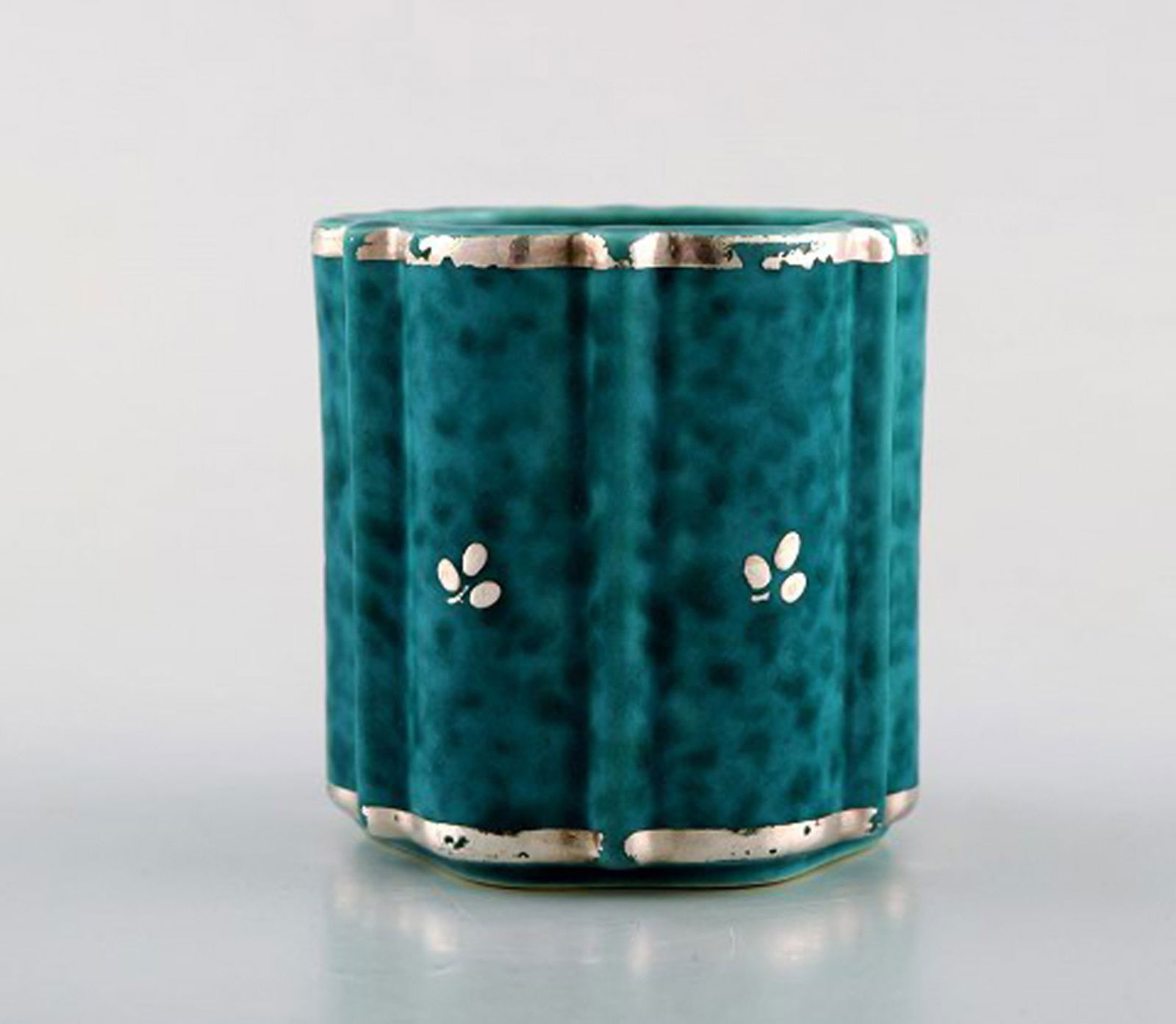 Wilhelm Kåge for Gustavsberg. Argenta vase in ceramics decorated with leaves in silver inlaid. - 2