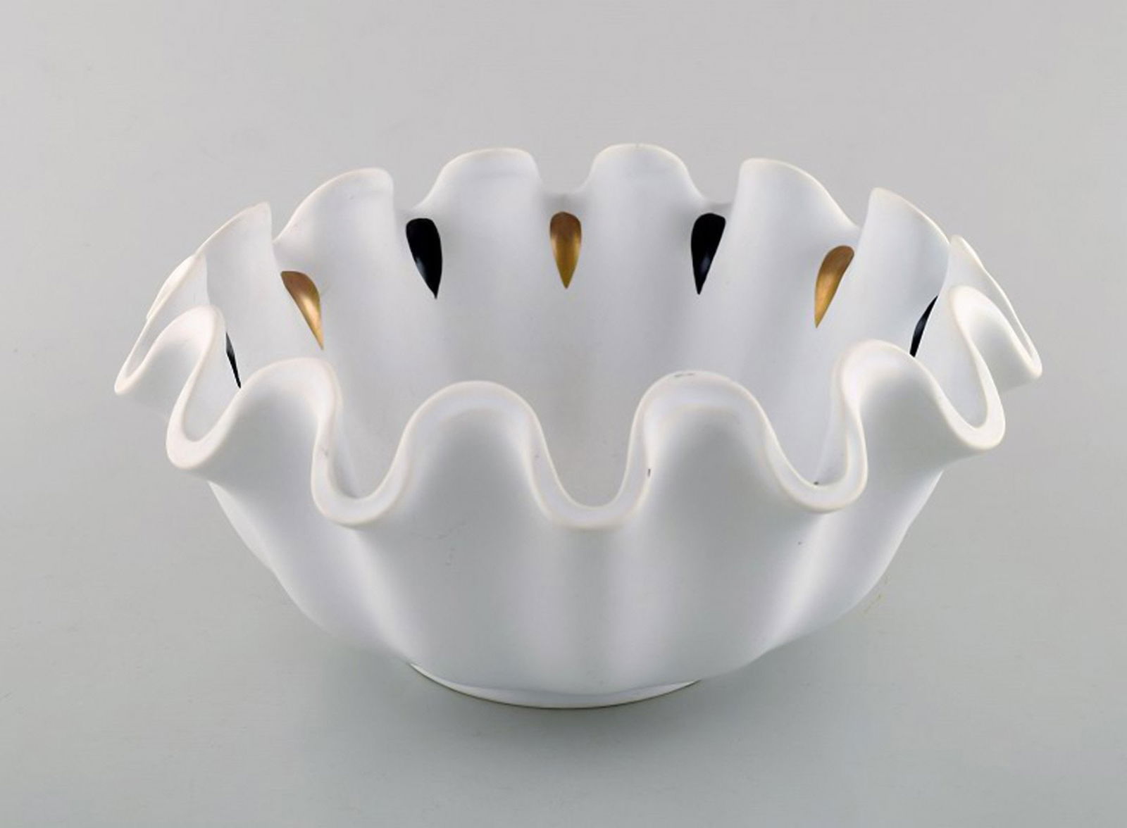 Wilhelm Kåge for Gustavsberg. Large curved bowl in glazed ceramic with ruffled edge. Hand: Title: Wilhelm Kåge for Gustavsberg. Large curved bowl in glazed ceramic with ruffled edge. Hand painted black and gold. Mid 20th century. Description: Wilhelm Kåge for Gustavsberg. Large cu