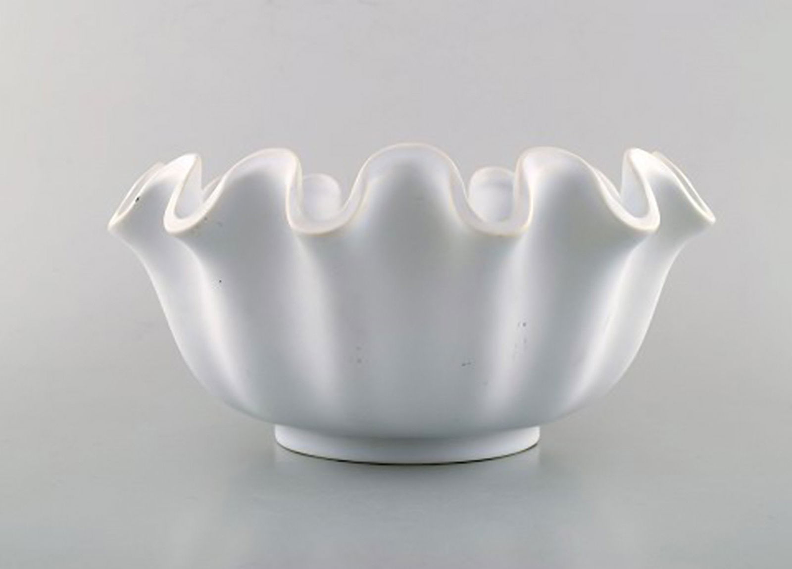 Wilhelm Kåge for Gustavsberg. Large curved bowl in glazed ceramic with ruffled edge. Hand - 2
