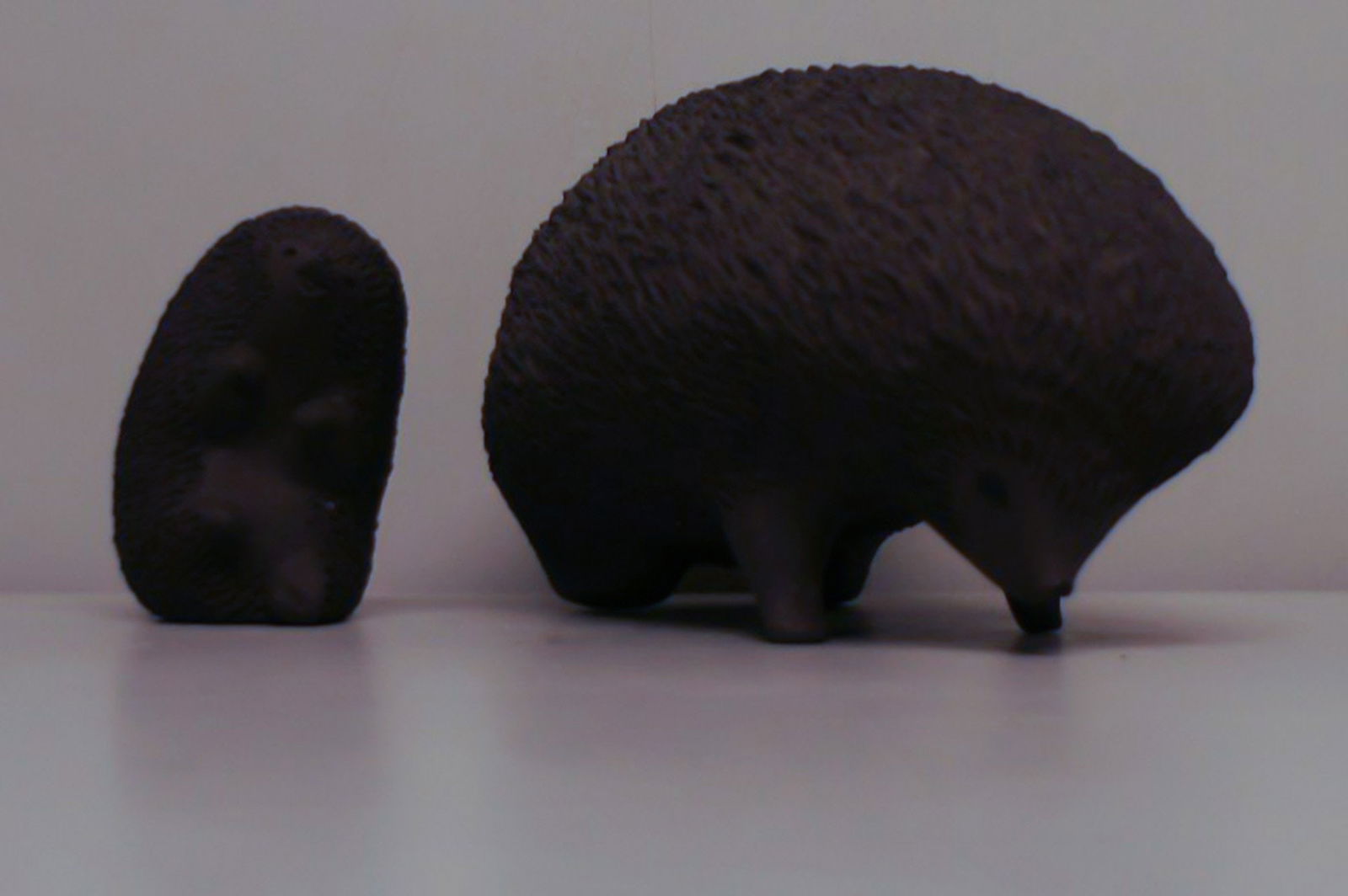 Kähler ceramic figurines, hedgehogs. Designed by Ellen Karlsen, hallmarked. 2 pcs. in stock.: Title: Kähler ceramic figurines, hedgehogs. Designed by Ellen Karlsen, hallmarked. 2 pcs. in stock. Description: 2 Kähler ceramic figurines, hedgehogs. Designed by Ellen Karlsen, hallmarked.