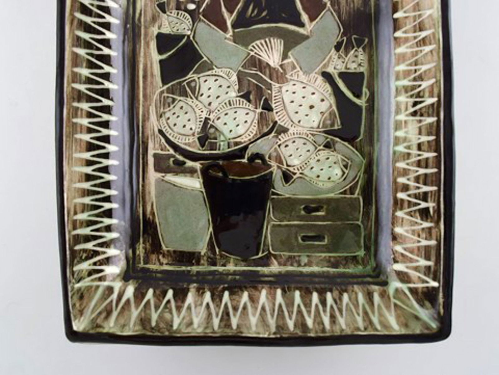 Astrid Tjalk for Kähler, Denmark. Unique bowl in glazed ceramic with motif of fish monger. - 3