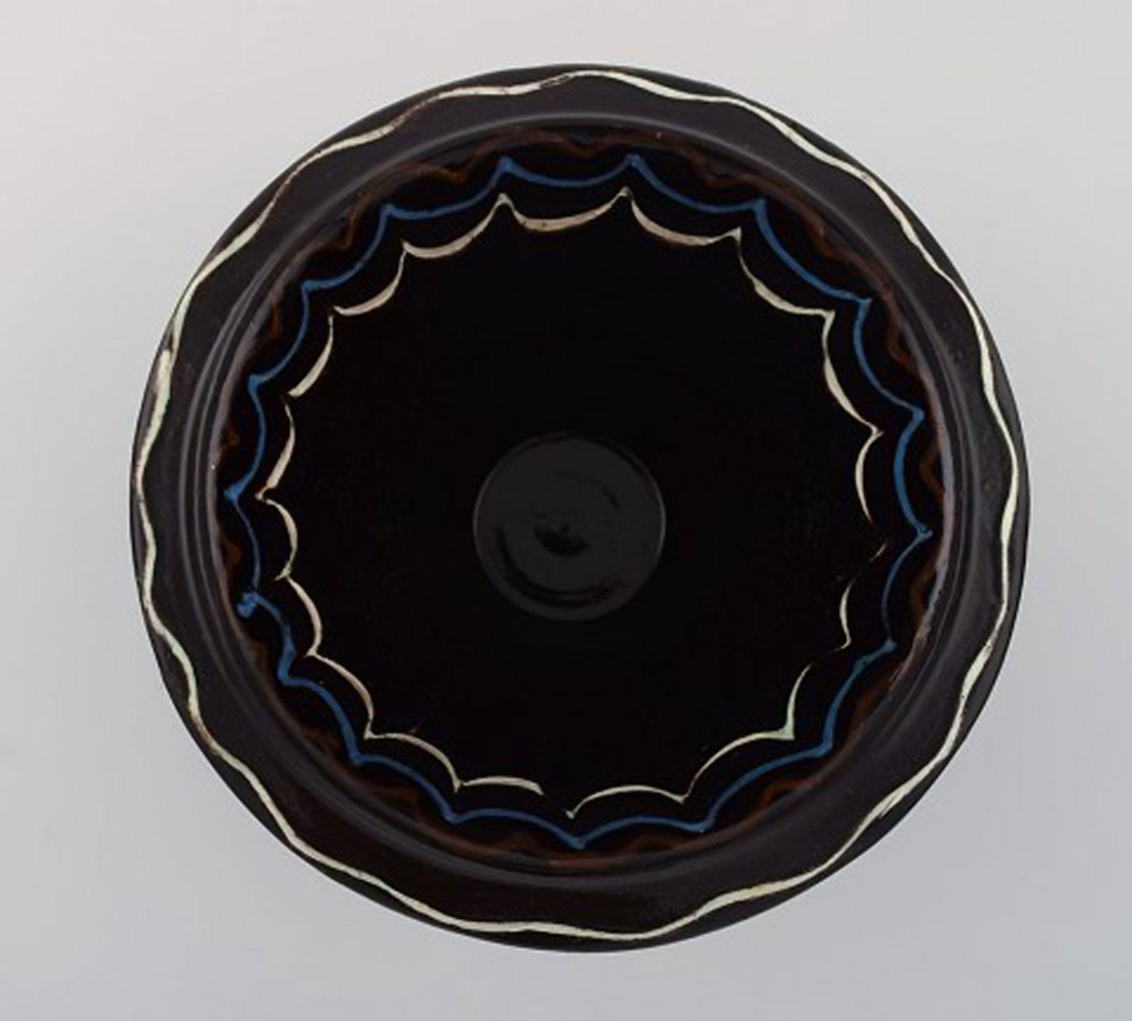 Kähler, Denmark. Bowl in black glazed ceramics with blue and white waves along the edge. 1930s - 3