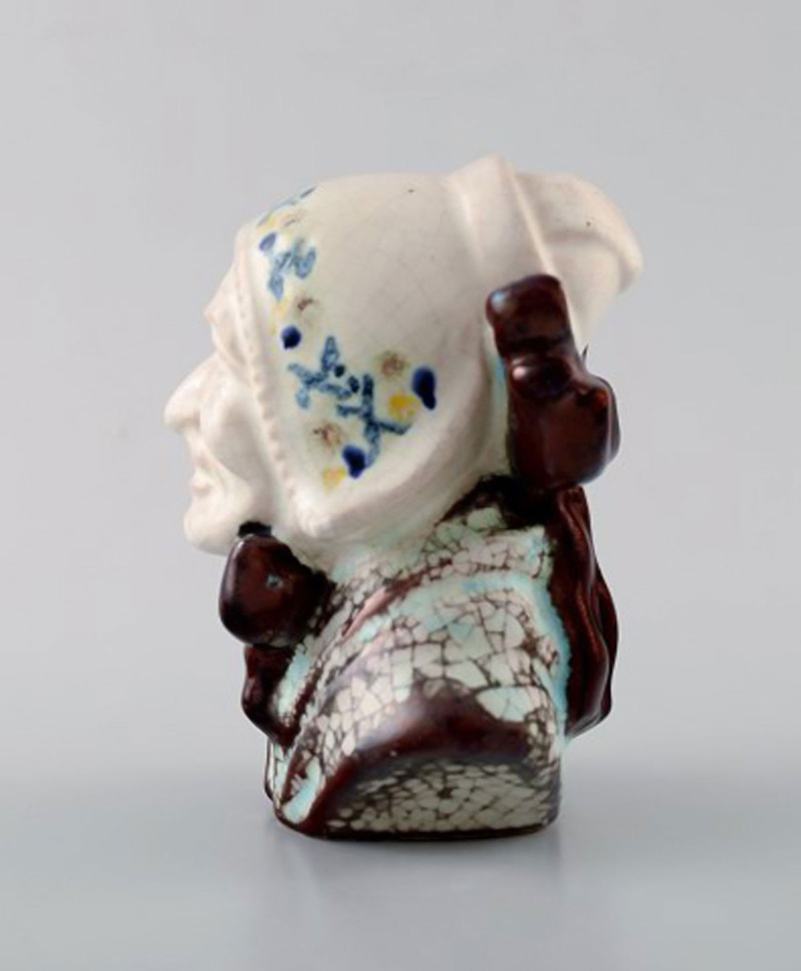 Michael Andersen Ceramics from Bornholm. 2 female heads, national costume. - 3