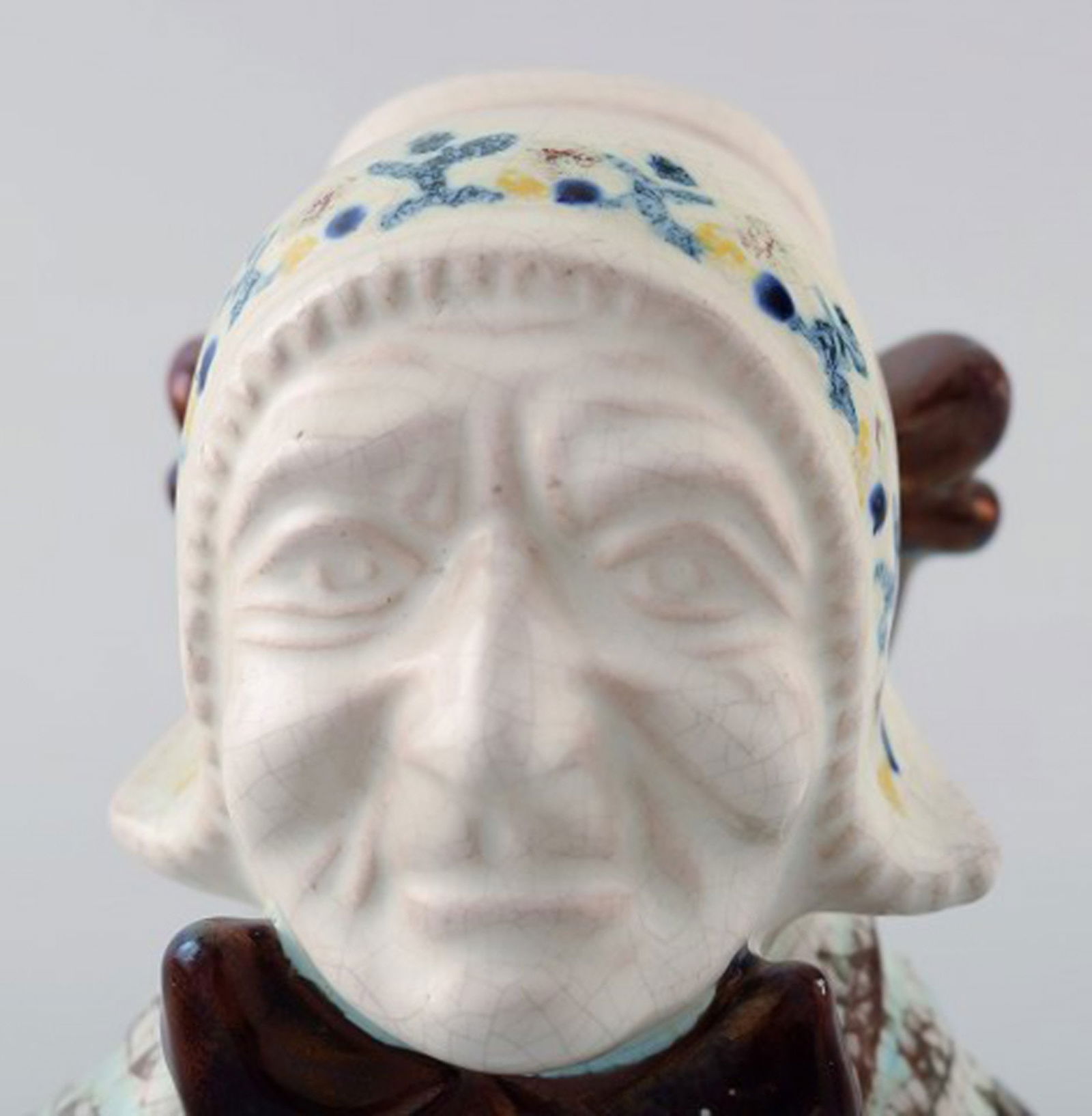 Michael Andersen Ceramics from Bornholm. 2 female heads, national costume. - 6