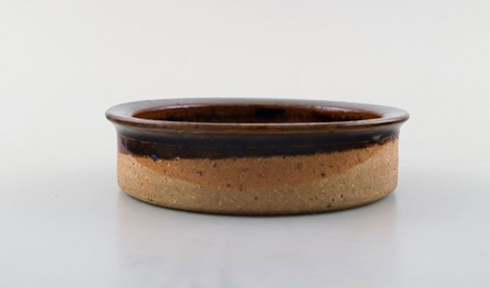Helle Allpass (1932-2000). Low bowl of raw and glazed stoneware in brown shades. 1960 / 70's. - 2
